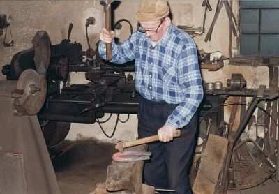 ... praca kowala to ci�ki kawa�ek chleba ...